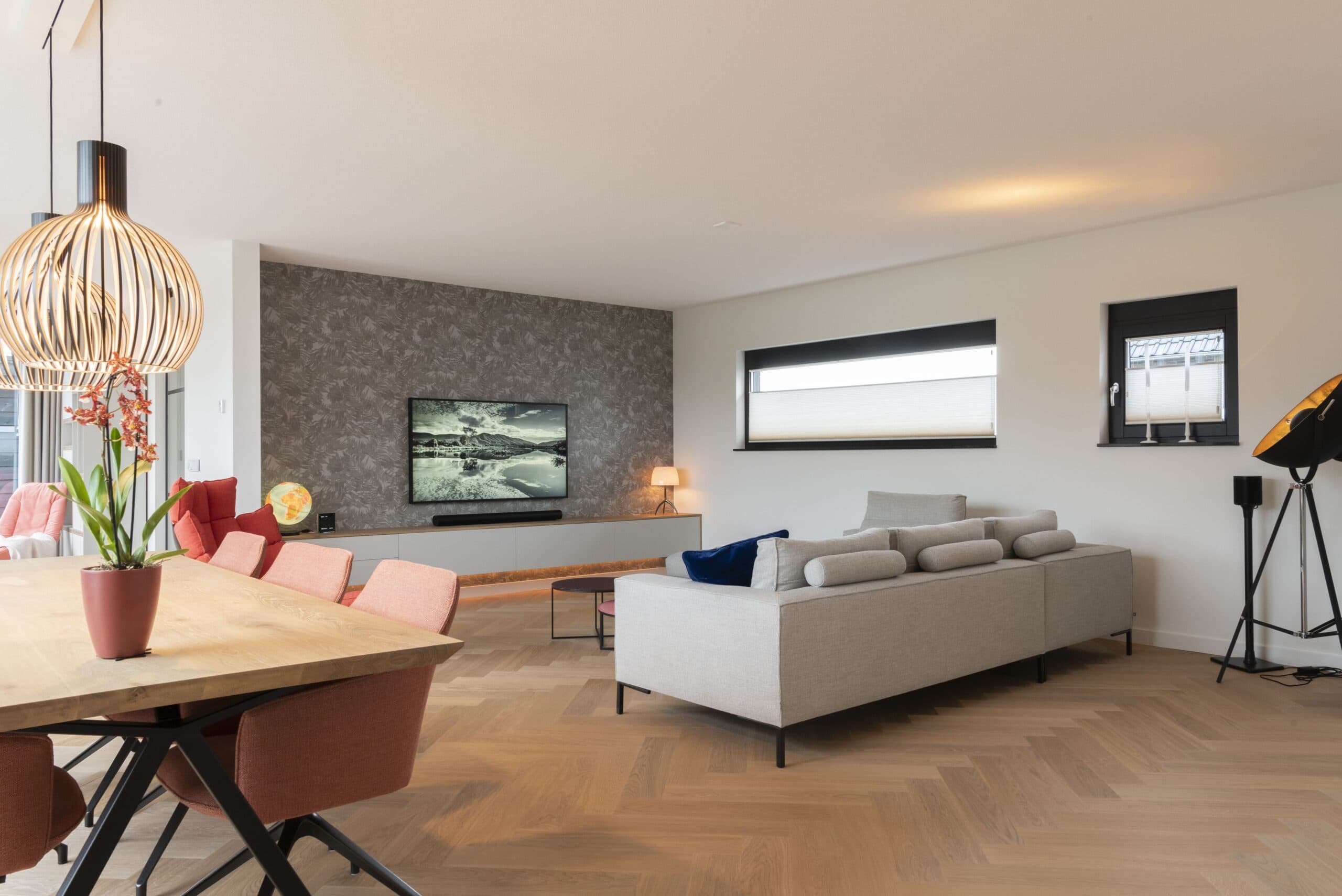 Woonkamer met een PVC-visgraatvloer